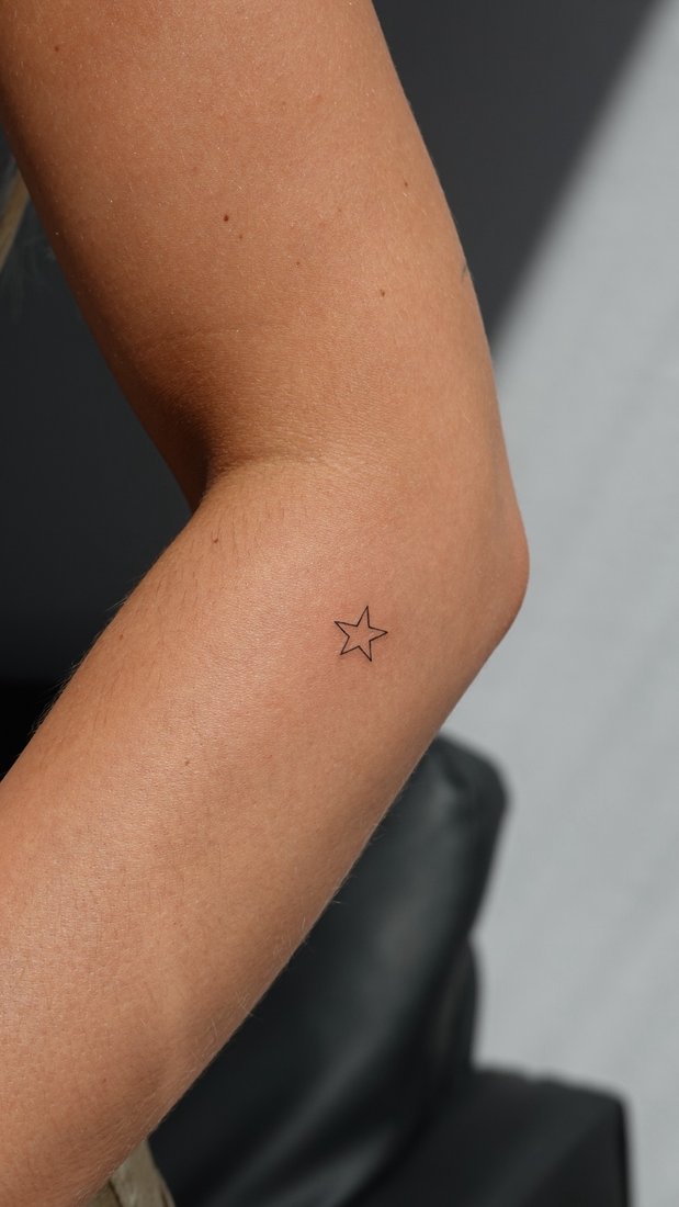 Minimalistyczny tatuaż gwiazdy